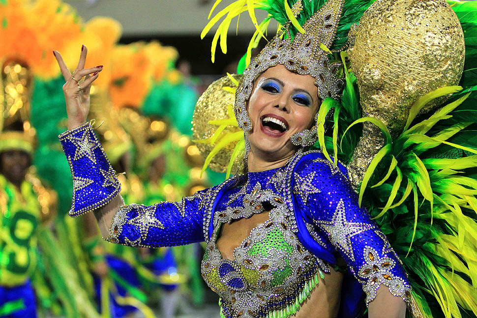 Carnival in Rio: Elaborate costume