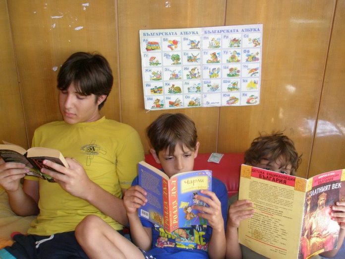 Децата, които обичат да четат, учат бързо