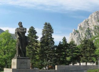 Площад "Христо Ботев" в град Враца