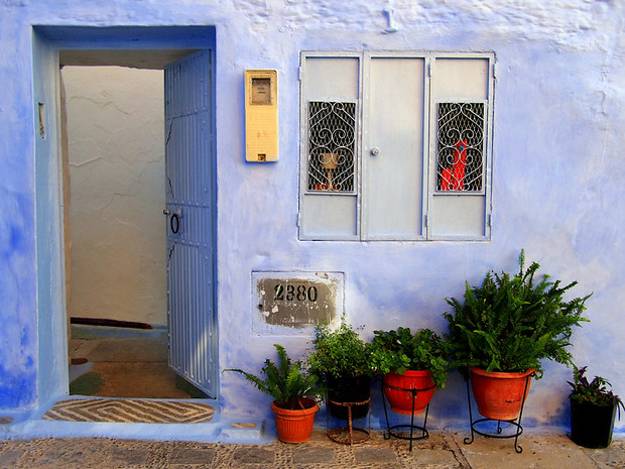 outdoor-home-decorating-front-door-decoration-moroccan-style-chefchaouen-morocco-5