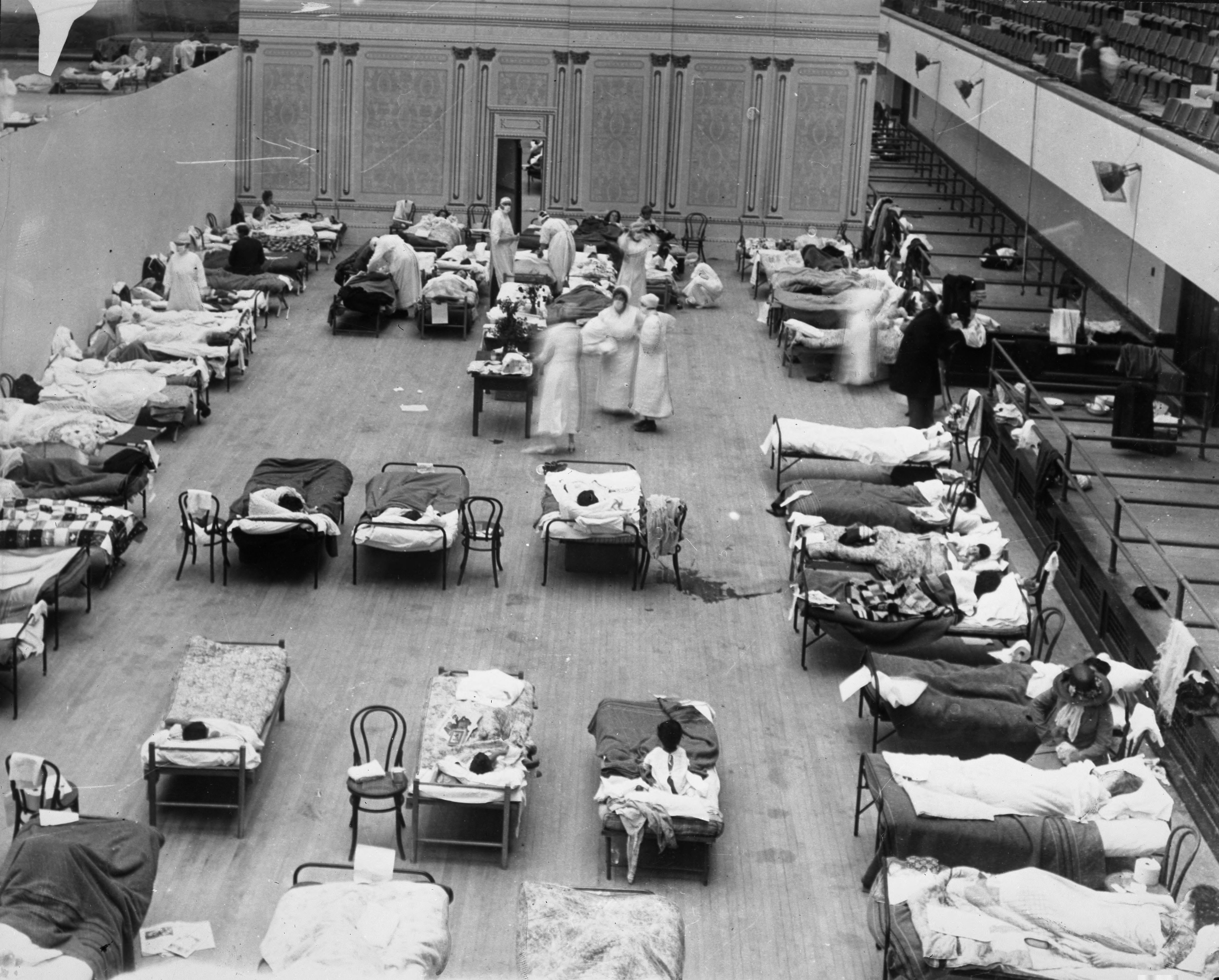 Сестри от американския червен кръст се грижат за заразени с грип пациенти във временен приют, организиран в общинския аудиториум на Оукланд, Калифорния по време на пандемията през 1918 година. Производителят на Bulgarian Blood Tea Хенри Фон Шлик твърди, че напитката действа превантивно при грип. 