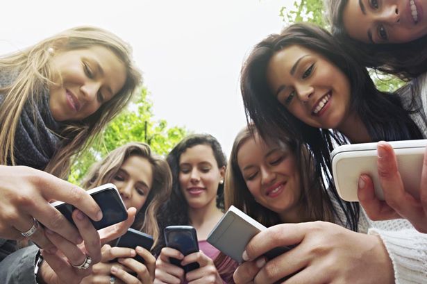 Young-women-texting-on-the-phone