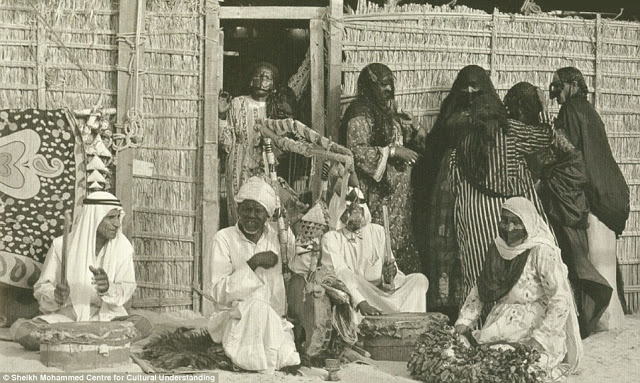 Група бедуини свирят пред къщата си през 1960 г.