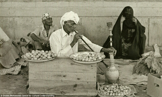 Продавач на подправки пуши наргиле през 1960 г.