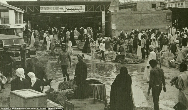 Отрит пазар в центъра на Дубай през 1960 г.