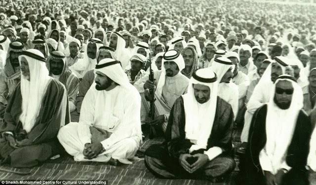 Мъже по време на молитка, 1960 г.
