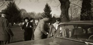 Неизвестен мъж отваря вратата на Хелън Дюкас, секретарката на Айнщайн след погребението на учения.