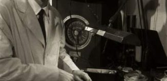 Д-р Томас Харви (1912 - 2007) е патологът, който извършва аутопсията на Айнщайн в болницата в Принстън през 1955 г.