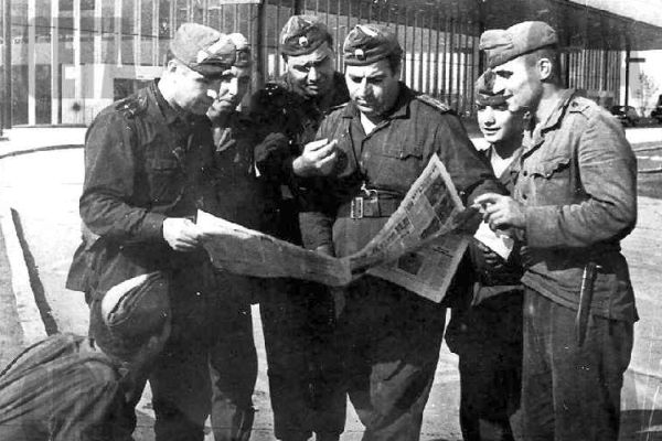 Български офицери и войници разглеждат новия брой на вестник “Народна армия”. Прага, септември 1968. Снимка: Полк. Първанов, архив на Министерство на отбраната