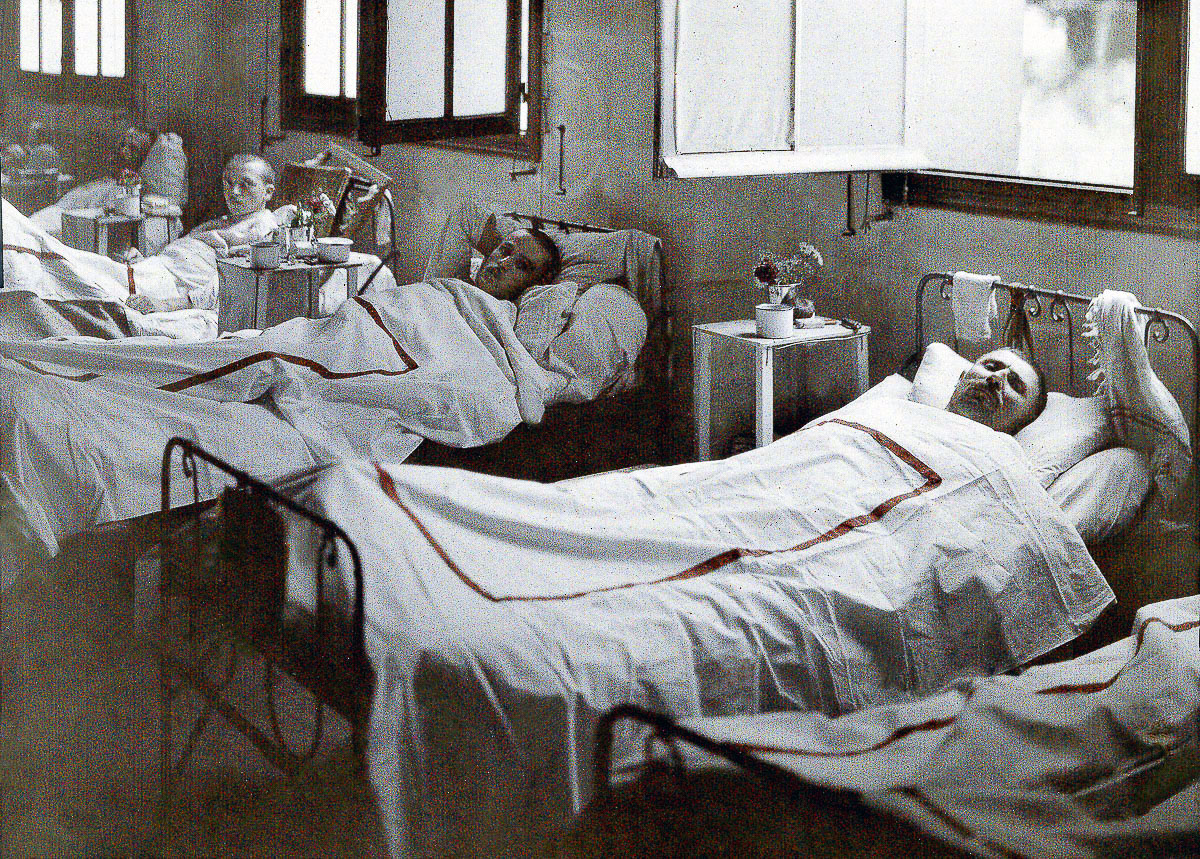 Wounded soldiers from the battlefield near Laffaux at Saint-Paul Hospital during World War I, Western Front. 1917. Color photo (Autochrome Lumière) by Fernand Cuville (1887-1927). Soissons, Aisne, France. (Photo by Galerie Bilderwelt/Getty Images)