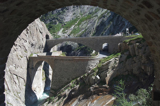 Дяволски мост Андермат Швейцария Алпи
