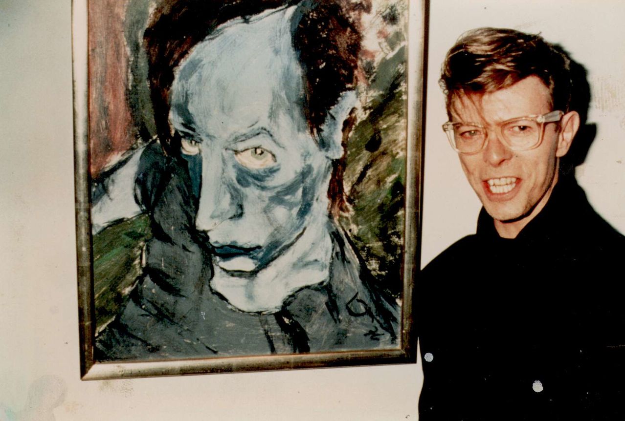 david-bowie-with-his-1976-painting-of-iggy-pop-portrait-of-j-o