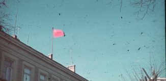 Знаме върху съветското посолство в София.