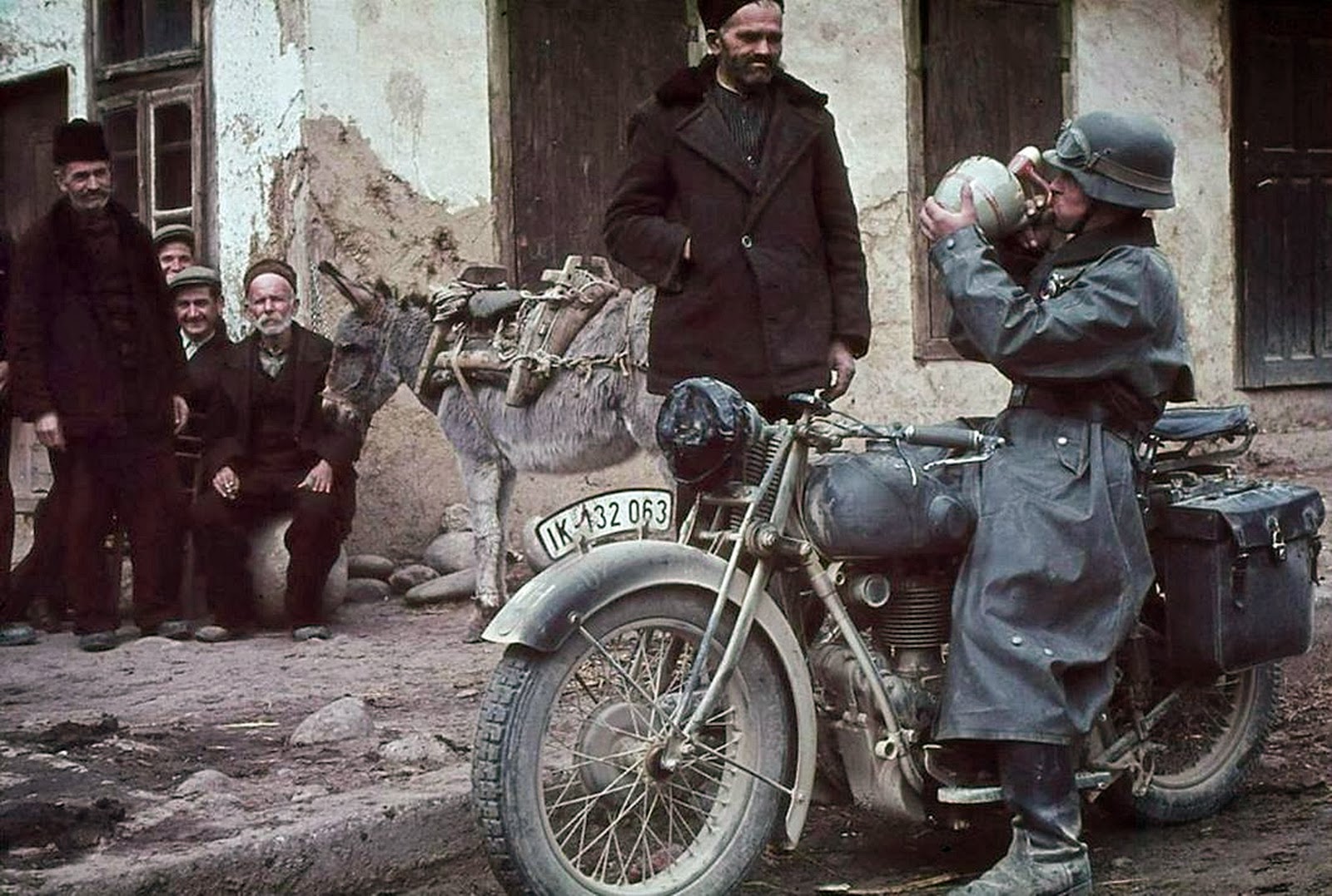 Будьте добры немецкий. Немецкий мотоцикл 1941. Мотоциклы вермахта ВОВ 1941-1945. Немецкие мотоциклы ВОВ 1941-1945. NSU мотоцикл вермахта.