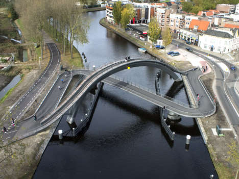 dezeen_Melkwegbridge-by-NEXT-Architects-and-Rietveld-Landscape_11