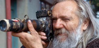 Тихи с един от собственоръчно направените си фотоапарати.