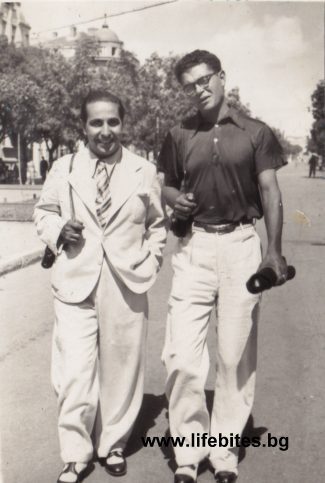Тодор Славчев заедно с Димитър Кацев, с когото отразяват конкурс за красота във Варна през 1935 г.