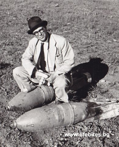 Тодор Славчев с две неизбухнали авиобомби след бомбардировките над София през 1945 г.