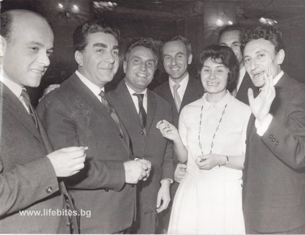 Ноември, 1963 г. Тържествено честване на 50 годишнината от основаванета на съюза на Българските писатели. От ляво надясно са поетите Петър Караангов и Веселин Ханчев, Камен Калчев и Йордан Радичков (крайно дясно).
