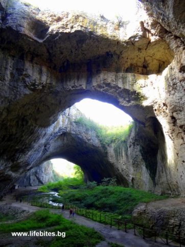 Деветашката пещера