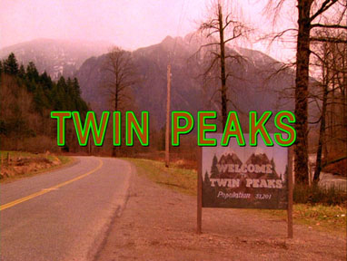 Снимка: "TwinPeaks openingshotcredits" by Uploaded by ChuckyDarko, captured from the Twin Peaks Season One Region 2 DVD. Reduced version made and uploaded by TAnthony.. Fair use via Wikipedia - https://en.wikipedia.org/wiki/File:TwinPeaks_openingshotcredits.jpg#/media/File:TwinPeaks_openingshotcredits.jpg