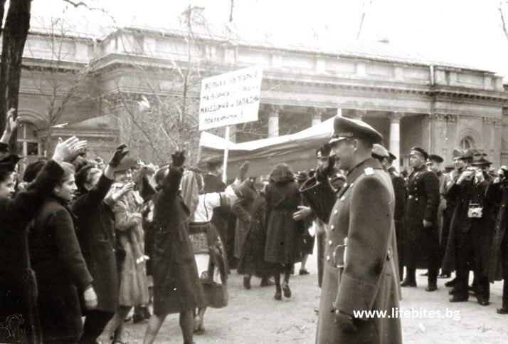 Април, 1941 г. Цар Борис III поздравява манифестация в София по случай освобождаването на Македония, Тракия и Западните покрайнини. Снимката е една от откраднатите при обира на фото-лабораторията на Тодор Славчев.