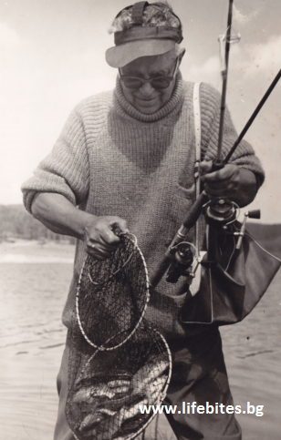 Освен запален ловджия, Тодор Славчев също така е и риболовец. Тази снимка е заснета през 1970 г. на язовир Батак.