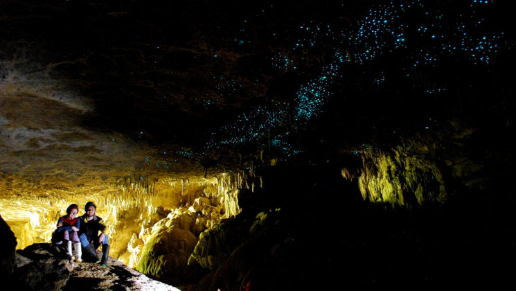 светеща пещера
