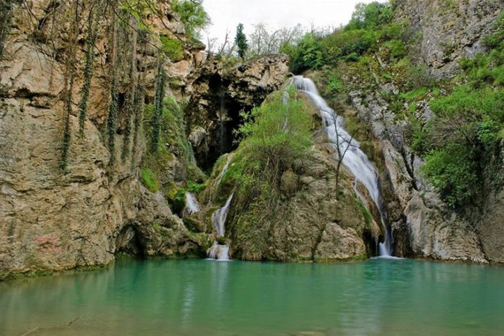 Водопдът Кая Бунар е наричан още Хотнишки водопад. 