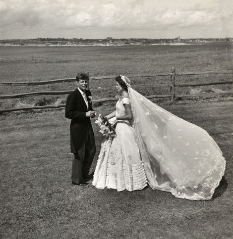 Toni_Frissell,_John_F._Kennedy_and_Jacqueline_Bouvier_on_their_wedding_day,_1953
