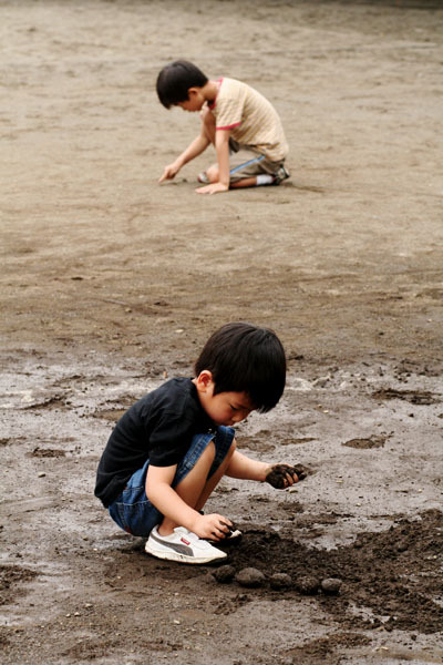 dorodango_boys_on_beach