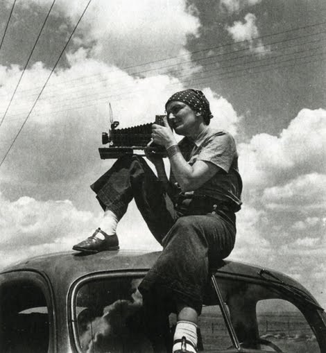 6_dorothea_lange_on_car_roof