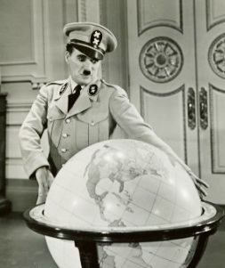 Чарли Чаплин във "Великият диктатор"
