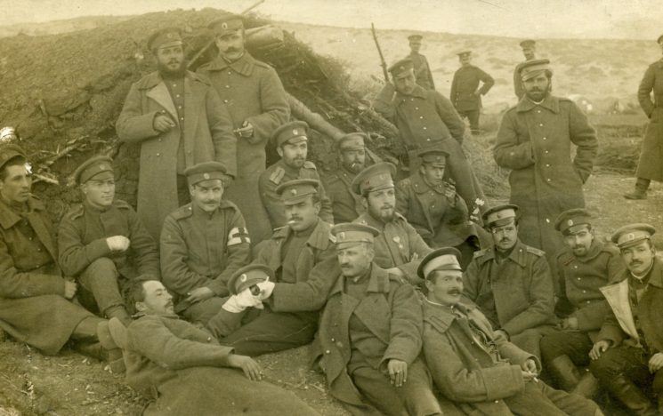 Поручик Дебелянов - първият горе вляво. 