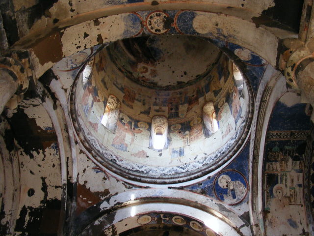 damaged-frescoes-of-the-church-of-st-gregory-of-tigran-honents-source-640x480