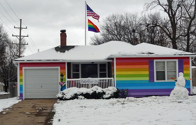 Къщата в Топека, Канзас, боядисана в цветовете на дъгата, които са международен символ на ЛГБТ-движението.