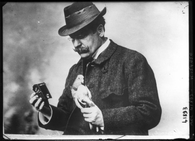 Julius_Neubronner_with_pigeon_and_camera_1914