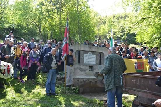 Христо Данов, председател на "Комитет за издирване и възстановяване на паметниците на загиналите във войните за национално обединение", изнася пред Фердинандовата чешма.