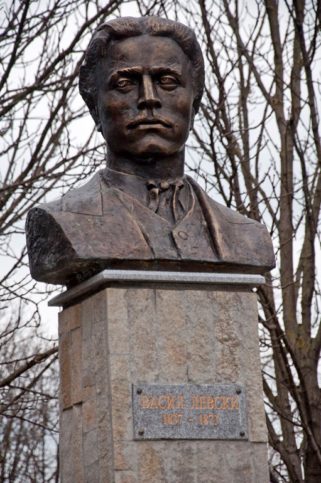 Паметник на Васил Левски в Паркани. Снимка: www.palamar-photo.com