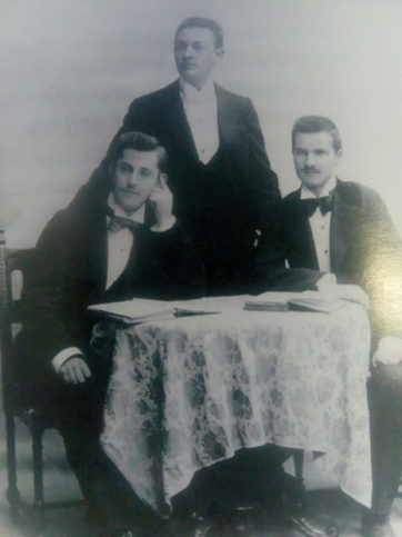 Стамен Григоров (в средата) като студент в Женева