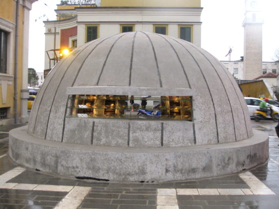 Бункер-музей в центъра на Тирана отвън