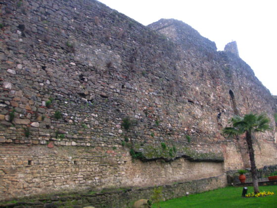 В долната си половина крепостната стена е строена по един начин, а нагоре продължава с коренно различен градеж, крепостта Скампис