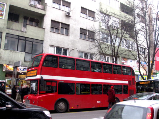 червени автобуси