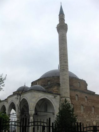 Джамията до църквата с гроба на Гоце Делчев