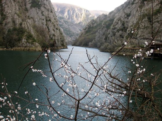 Пролет на езерото Матка в близост до Скопие