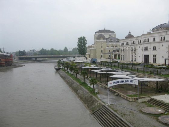 Река Вардар, разделяща старата и новата част на града. Освен това се оказало, че има място и за градски плаж
