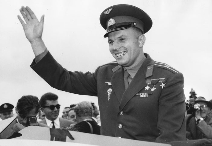 Юрий Гагарин е удостоен с множество отличия и звания, след като се Завръща на Земята. 