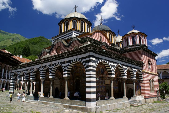 Рилският манастир е място, което задължително трябва да посетите в България. 